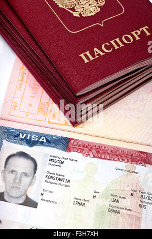 Amerikanisches Visum auf Seite der russischen internationalen Reisepass und US-Dollar Stockfoto