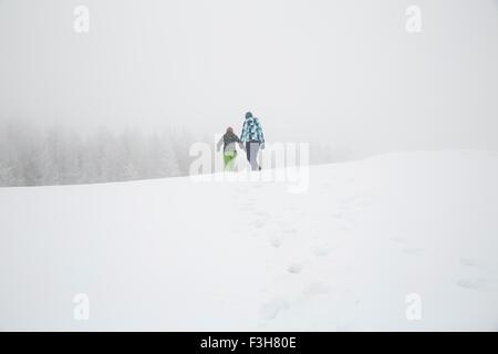 Frauen genießen Schnee, Sattelbergalm, Tirol, Österreich Stockfoto