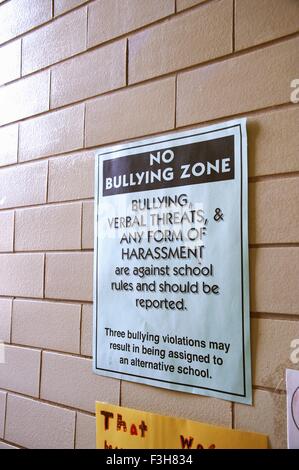 Zeichen auf dem Campus der Primary School in Atlanta, Georgia, um Schüler aufmerksam zu machen, dass Mobbing Verhalten werden nicht toleriert Stockfoto