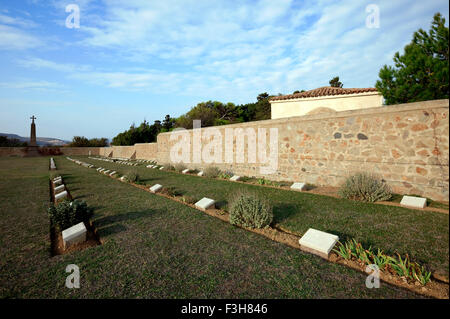 Grundstück 1 Beerdigung Anordnung, die Kapelle der Anlage zivilen Friedhof und das britische Denkmal im Hintergrund. East Mudros, Limnos Stockfoto