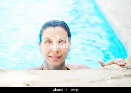 Porträt von Reife Frau im Schwimmbad Stockfoto