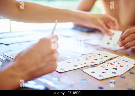 Schuss von Reife Frau und Sohn Spielkarten am Tisch beschnitten Stockfoto
