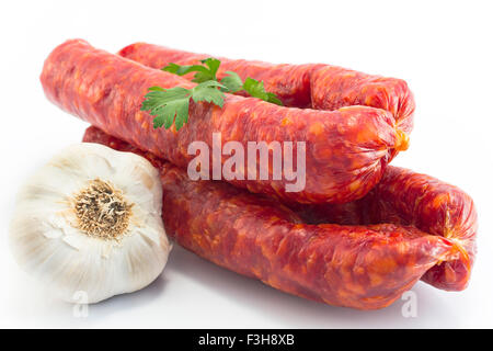 Würstchen und Knoblauch isoliert auf weiss. Stockfoto
