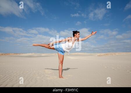 Mitte Erwachsene Frau praktizieren Yoga am Strand, Kap Verde, Afrika Stockfoto