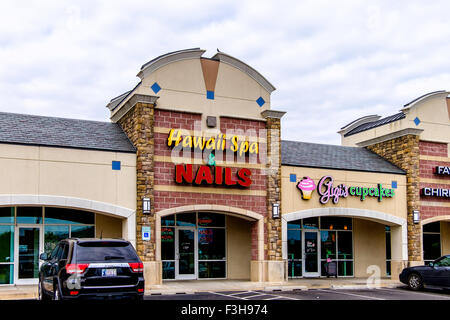 Hawaii Spa Nail Salon und Gigis Cupcakes speichern Außenbereich in einer Mall in Oklahoma City, Oklahoma, USA. Stockfoto
