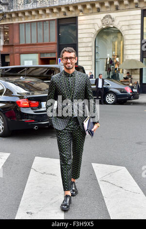 Simone Marchetti, Moderedakteur La Repubblica, außerhalb der Modenschau von Stella McCartney in Paris Fashion Week - 5. Oktober 2015 - Foto posieren: Start-und Landebahn Manhattan/Celine Gaille *** für nur zur redaktionellen Nutzung *** Mindesthonorar 50, - EUR/minimale Gebühr 50, - EUR/Picture Alliance Stockfoto