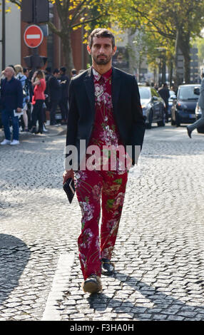 Simone Marchetti, Moderedakteur La Repubblica, außerhalb der Celine-Modenschau in Paris Fashion Week - 4. Oktober 2015 - Foto posieren: Start-und Landebahn Manhattan/Celine Gaille *** für nur zur redaktionellen Nutzung *** Mindesthonorar 50, - EUR/minimale Gebühr 50, - EUR/Picture Alliance Stockfoto