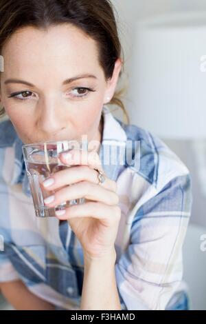 Blick auf Reife Frau trinkt ein Glas Wasser abgeschnitten Stockfoto