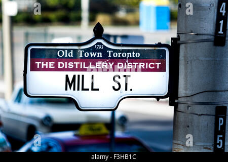 Straßenschild für den Distillery District in Downtown Toronto. Mühle St. Sign. Stockfoto