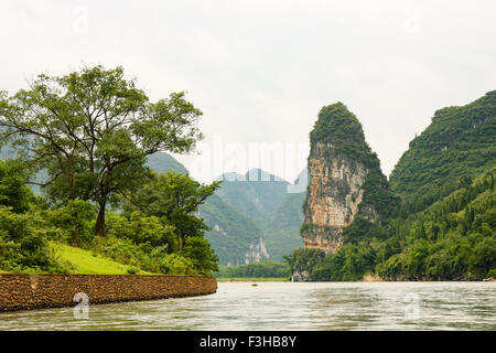 Schöne Karst Berge li-Fluss Stockfoto
