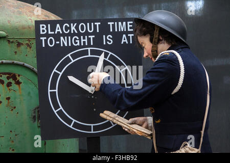 CAMBRIDGESHIRE, Großbritannien - 5. Oktober 2015: Ein Luftangriff Warden Mannequin Anpassung der Blackout-Zeit am imperialen Krieg-Museum-Duxfo Stockfoto