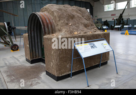 CAMBRIDGESHIRE, Großbritannien - 5. Oktober 2015: Ein Anderson Luftschutzbunker auf dem Display an das Imperial War Museum Duxford in Cambridgesh Stockfoto