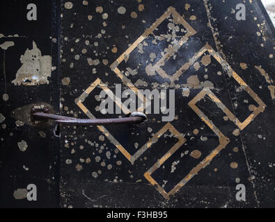 Nazi-Insignien auf einem beschädigten deutschen Flugzeuge abgeschossen während des zweiten Weltkriegs. Stockfoto