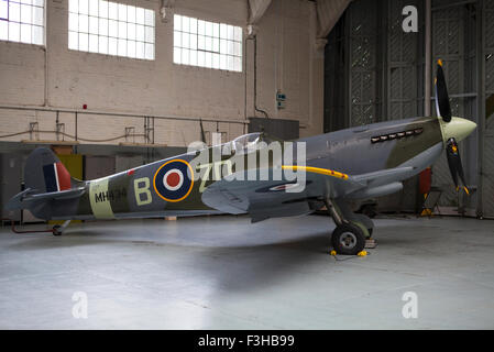 CAMBRIDGESHIRE, Großbritannien - 5. Oktober 2015: Supermarine Spitfire im Imperial War Museum Duxford in Cambridgeshire, am 5. Oktober Stockfoto