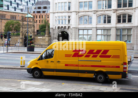 DHL van; Autos Seitenansicht Straße blur auf der Faser Stadtzentrum Liverpool Merseyside, UK. Fahrzeugverkehr auf der Faser. Stockfoto