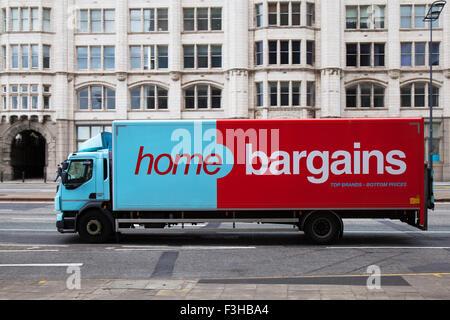 Home Schnäppchen Kette der Discounter Lieferung Fahrzeug; die Straßen von Liverpool, Merseyside, UK. Fahrzeugverkehr auf der Faser. Stockfoto