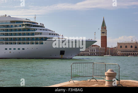 Riesige Kreuzfahrtschiff in Canal San Marco zwischen Venedig und San Giorgio Maggiore Insel Veneto Italien Europa Stockfoto