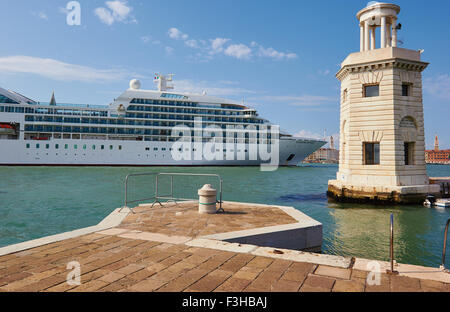 Riesige Kreuzfahrtschiff in Canal San Marco zwischen Venedig und San Giorgio Maggiore Insel Veneto Italien Europa Stockfoto