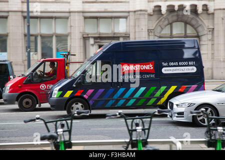 Johnstones dekorieren Center; Fahrzeug auf dem Stand in Liverpool, Merseyside, UK. Vehicular Stockfoto