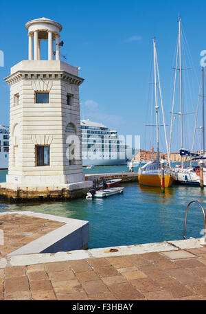 Riesige Kreuzfahrtschiff in Canal San Marco zwischen Venedig und San Giorgio Maggiore Insel Veneto Italien Europa Stockfoto