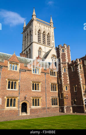 Der Blick auf den Turm von St. John's College Chapel vom ersten Hof, Cambridge. Stockfoto