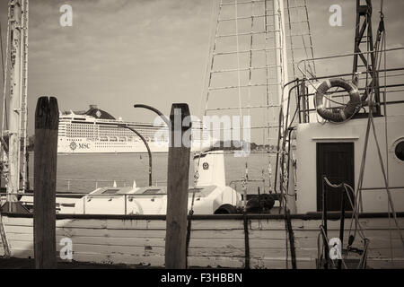 Kreuzfahrtschiff in Canale San Marco aus alten Segelschiff vor Anker am San Giorgio Maggiore Insel Veneto Italien Europa betrachtet Stockfoto