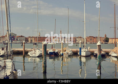 Yachten und Polen Liegeplatz im Hafen von San Giorgio Maggiore Insel Venedig Veneto Italien Europa Stockfoto