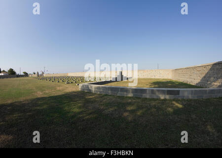 Hinduistische Denkmal und indischen Gräber Friedhof Abschnitt. Grundstück 2 (II) Grabsteine sichtbar auf der linken Seite des Denkmals. CWGC Ost Mudros. Stockfoto