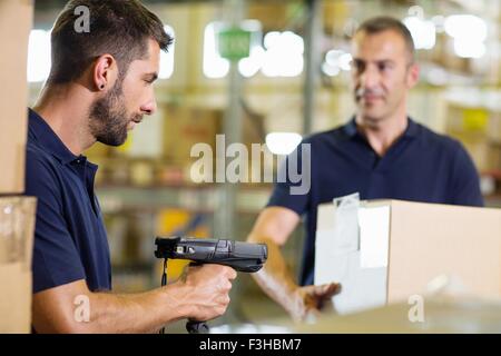 Zwei Lager Arbeiter mit Barcodescanner im Auslieferungslager Stockfoto