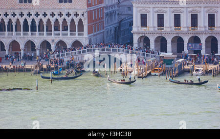 Gondeln in der venezianischen Lagune parallel zu der Riva Degli Schiavoni einer der Welten große Promenaden Venedig Veneto Italien Stockfoto