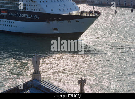 Riesige Kreuzfahrtschiff in den Canale della Giudecca vorbei an Basilica di San Giorgio Maggiore Venedig Veneto Italien Europa Stockfoto