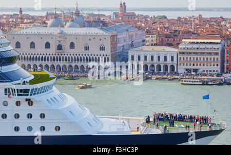 Passagiere und Crew auf dem Helikopterdeck eines riesigen Kreuzfahrtschiff, wie es geht einen überfüllten Venedig Waterfront Venetien Italien Europa Stockfoto