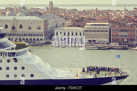 Passagiere und Crew auf dem Helikopterdeck eines riesigen Kreuzfahrtschiff, wie es geht einen überfüllten Venedig Waterfront Venetien Italien Europa Stockfoto