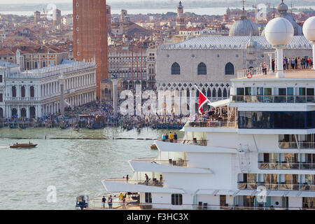 Riesige Kreuzfahrtschiff geht ikonischen St. Markus Platz Venedig Veneto Italien Europa Stockfoto