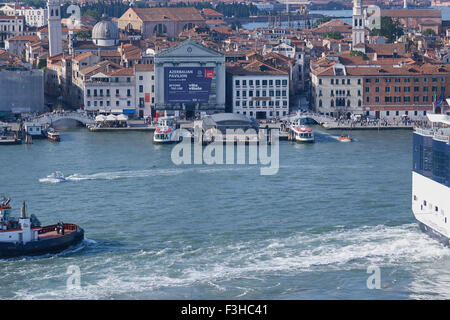 Venedig Hafen betrachtet zwischen Stern eines riesigen Kreuzfahrtschiffes und ein Schlepper Veneto Italien Europa Stockfoto