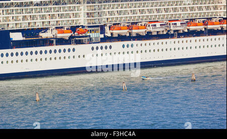 Riesige Kreuzfahrtschiff geht eine kleinere Boot in der venezianischen Lagune Venedig Veneto Italien Europa Stockfoto