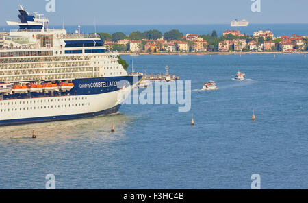 Riesige Kreuzfahrtschiff überqueren die venezianische Lagune und ein zweiter im Hintergrund Venedig Veneto Italien Europa Stockfoto