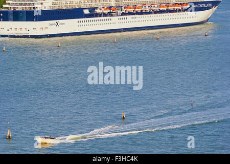 Ein Venedig Motoscafi (Wassertaxi) geht ein riesiges Kreuzfahrtschiff in der venezianischen Lagune-Venetien-Italien-Europa Stockfoto