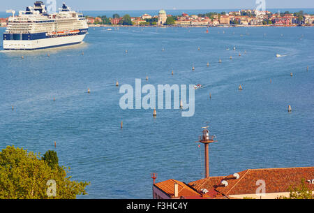 Riesige Kreuzfahrtschiff Überquerung der venezianischen Lagune Venedig Veneto Italien Europa Stockfoto