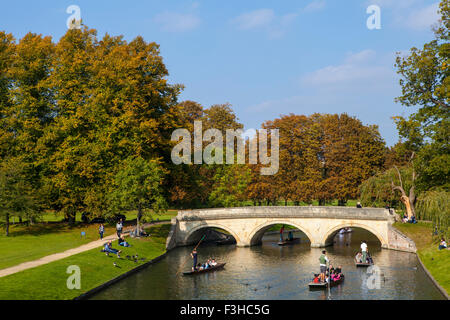 Ein Blick über den Fluss Cam in Cambridge mit Blick auf Trinity Bridge. Stockfoto