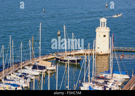 Hafen und Leuchtturm auf San Giorgio Maggiore Insel Venedig Veneto Italien Europa Stockfoto