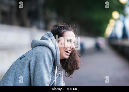 Porträt von glücklich weibliche Läufer eine Pause am Ufer Stockfoto