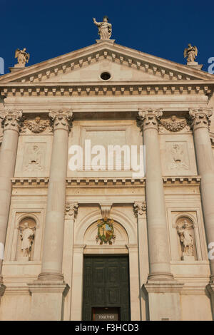 Fassade der Basilica di San Giorgio Maggiore während der Ausstellung mit dem Titel "Together" von Jaume Plensa Venedig Veneto Italien Stockfoto