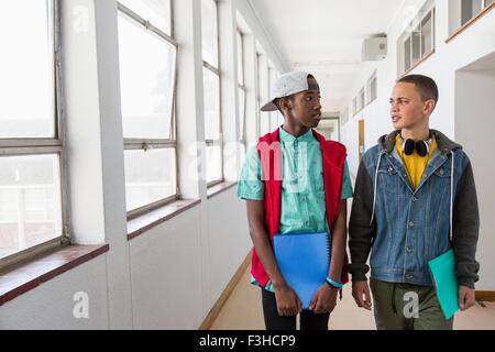 Studenten Flur hinunter, im Chat Stockfoto