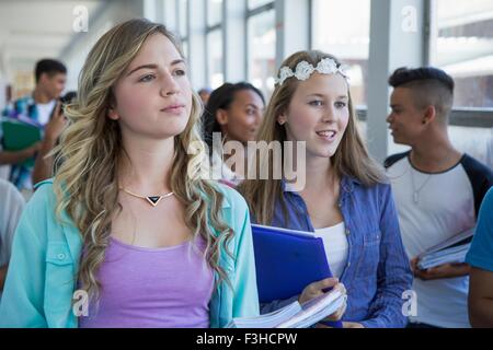 Studenten Flur hinunter, im Chat Stockfoto