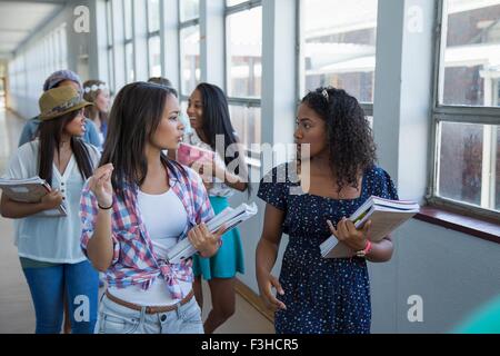 Studenten Flur hinunter, im Chat Stockfoto