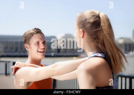 Läufer, die Dehnung am Flussufer, Wapping, London Stockfoto