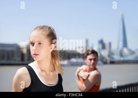 Läufer, die Dehnung am Flussufer, Wapping, London Stockfoto