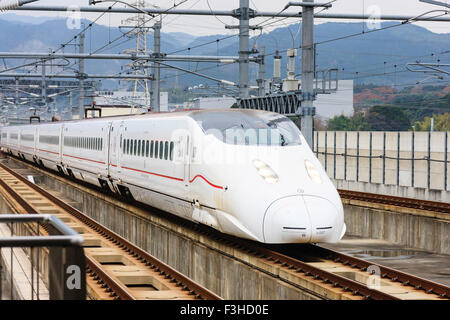 Japan, Tsubame Shin-Tosu, N800 Super Express Shinkansen (Hochgeschwindigkeitszug), Richtung Bahnhof auf erhöhten Tracks auf bewölkten Tag kommen. Stockfoto