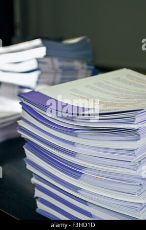 Stapel von Handout Papieren auf dem Tisch. Stockfoto